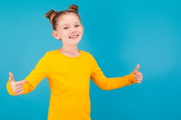 Niña feliz sobre fondo azul