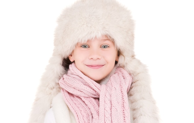 niña feliz en sombrero de invierno sobre blanco