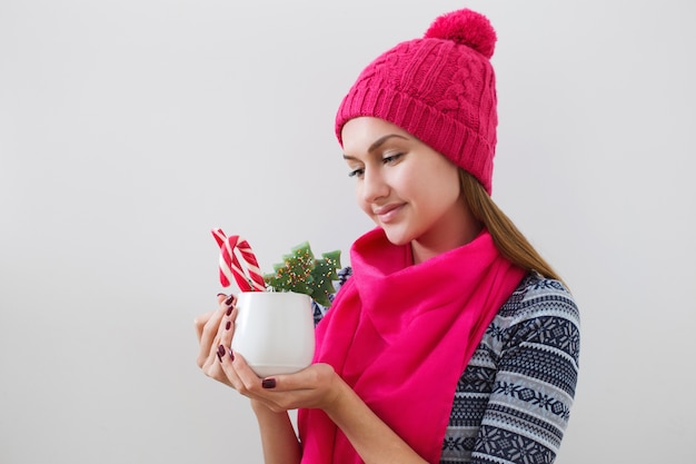 Niña feliz con sombrero de invierno