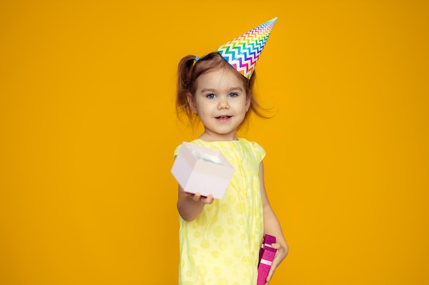 Foto niña feliz con sombrero de princesa en la fiesta de cumpleaños