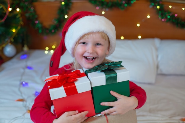 Niña feliz con sombrero de santa claus