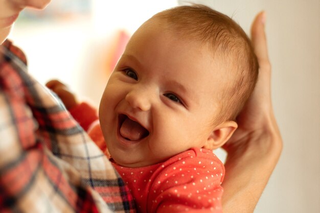 Niña feliz sonríe y ríe