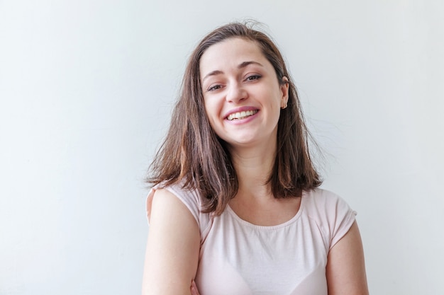 Foto niña feliz sonriendo. belleza retrato joven feliz positivo riendo morena mujer