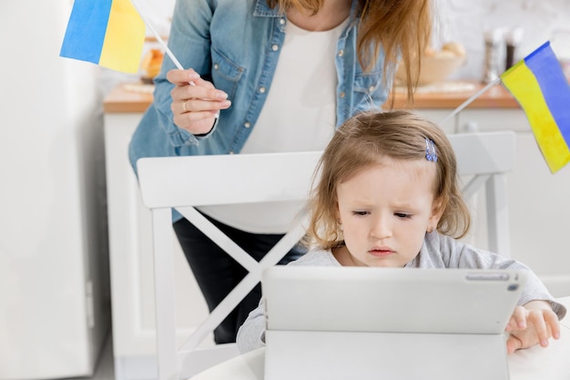 Niña feliz sonriendo y mirando a la cámara mientras ve dibujos animados