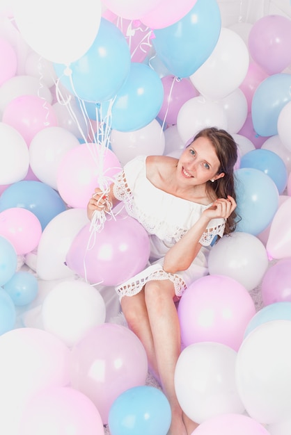 Niña feliz sonriendo, un montón de bolas, Studio.