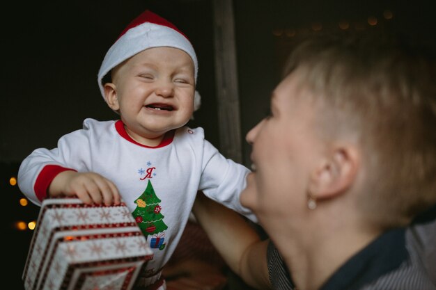 niña feliz sonriendo se presentó para navidad