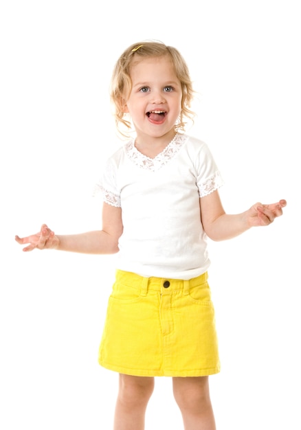 Niña feliz sonriente con una falda amarilla