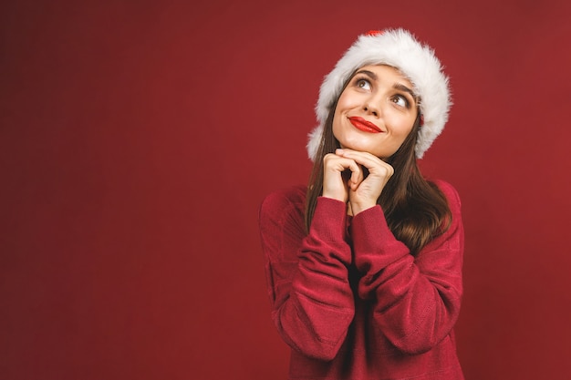 Niña feliz sonriente con gorro de Papá Noel