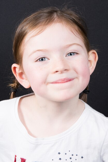 Niña feliz y sonriente