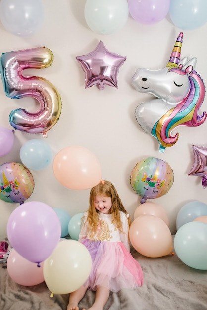 Niña feliz y sorprendida celebra su cumpleaños decoración de