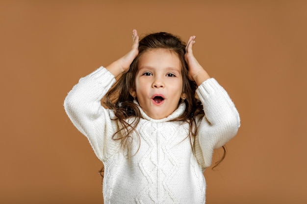 Niña feliz sorprendida niño