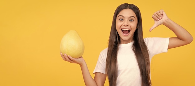 Niña feliz sostiene grandes cítricos de pomelo amarillo o pomelo lleno de vitamina Retrato de niña con cartel horizontal de pomelo pomelo naranja Encabezado de pancarta con espacio de copia