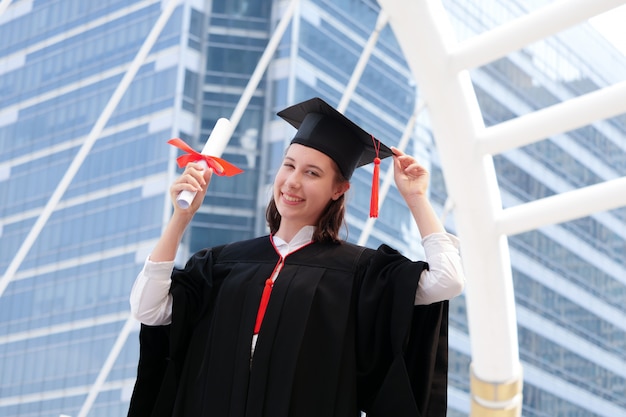 Niña feliz en su día de graduación.