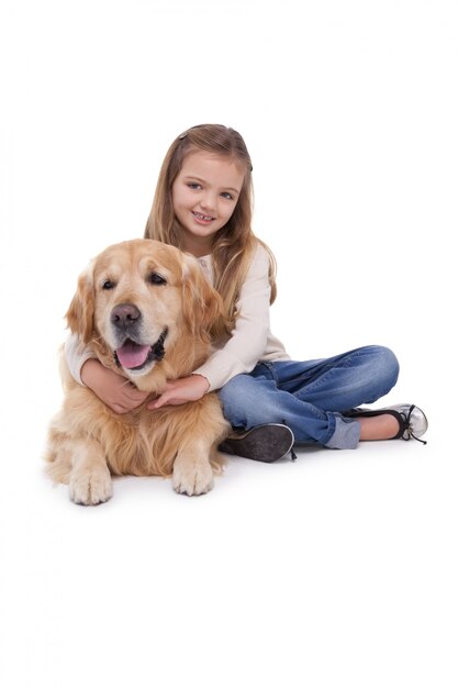 Niña feliz con su perro