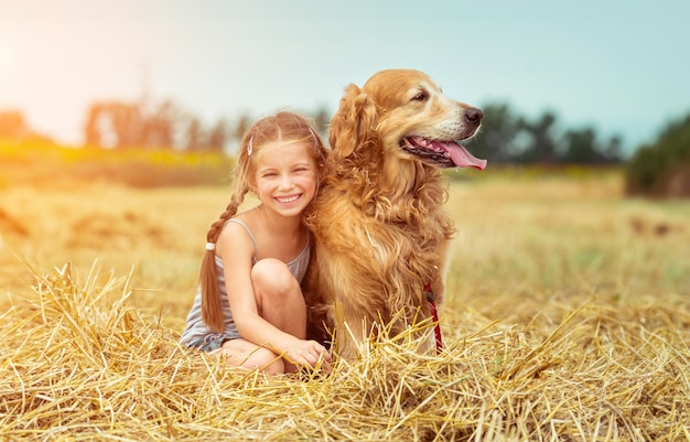 Niña feliz con su perro