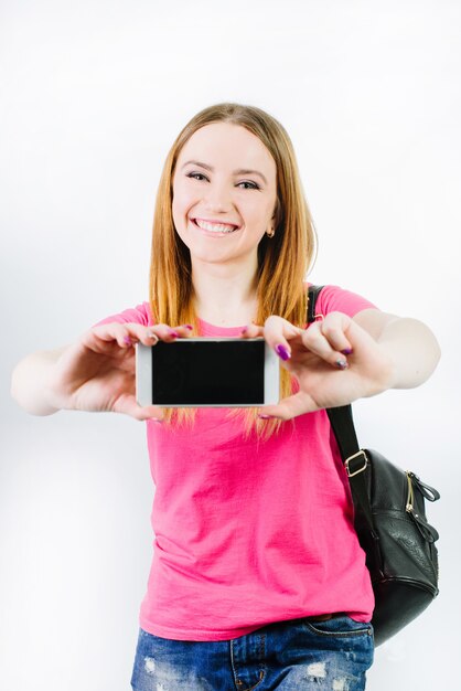 Niña feliz con teléfono inteligente en blanco