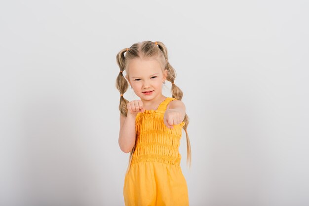 Niña feliz, tiro del estudio. emociones de los niños, rubia sonriente.