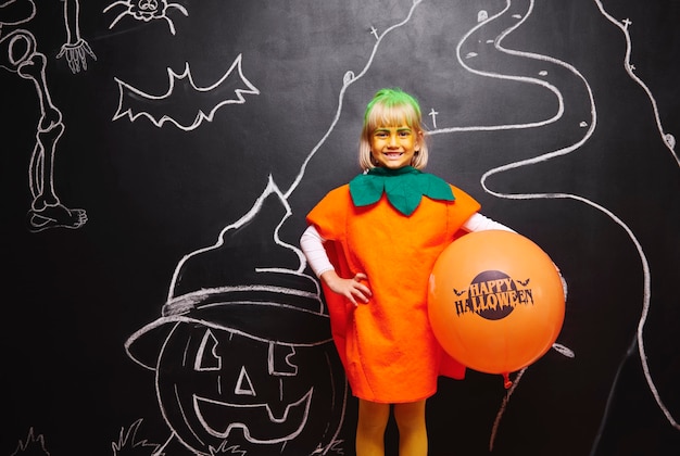 Niña feliz en traje de calabaza