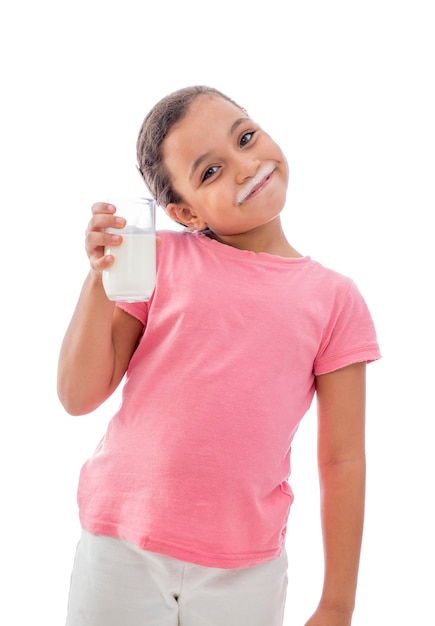 Niña feliz con un vaso de leche