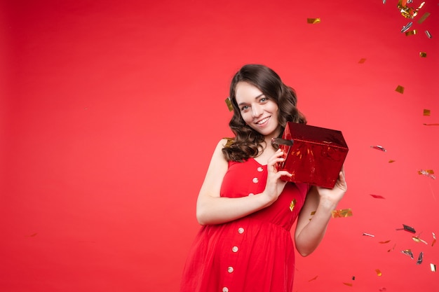 Niña feliz con vestido rojo mirando a la cámara