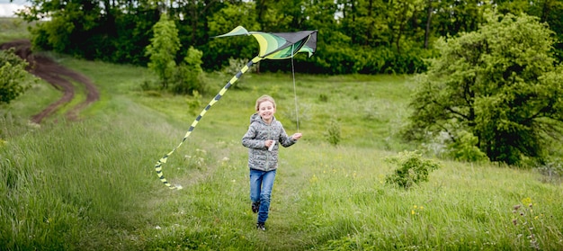 Niña feliz volando cometa brillante