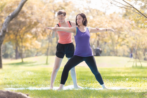 niña feliz yoga en el parque