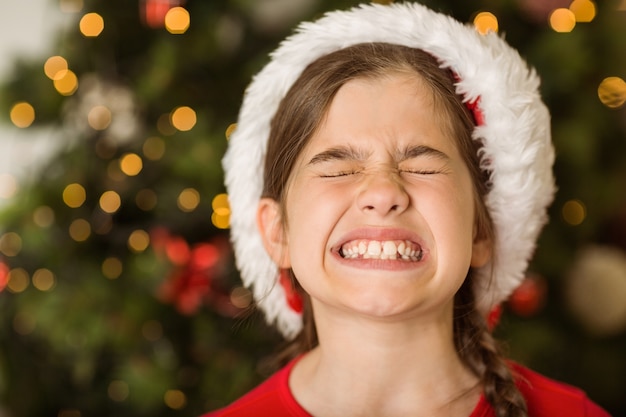 Niña festiva arrugando su rostro