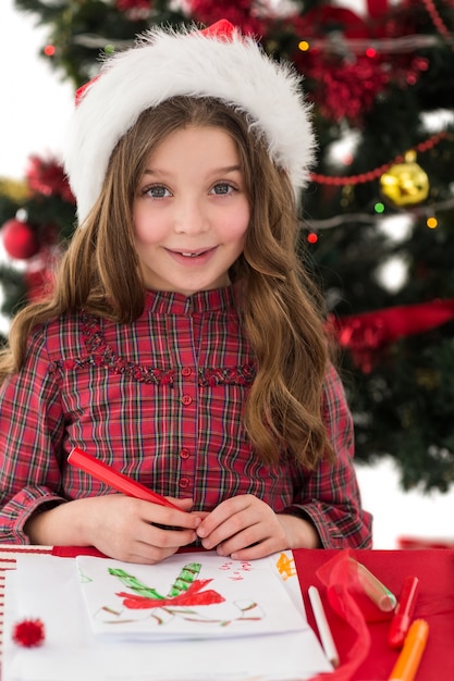 Niña festiva que dibuja las imágenes