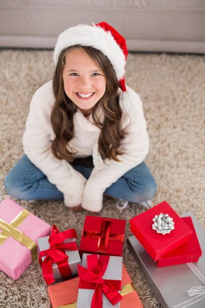 Foto niña festiva sonriendo a la cámara con regalos