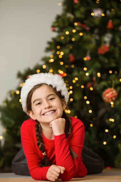 Niña festiva sonriendo a la cámara