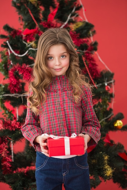 Niña festiva sosteniendo un regalo