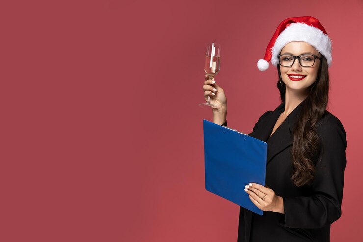 Una niña en una fiesta corporativa de Año Nuevo con una carpeta en las manos.