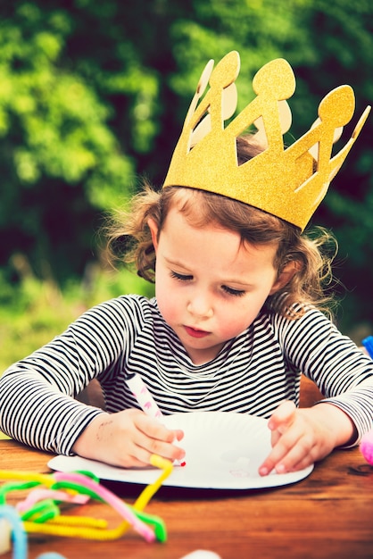 Niña en una fiesta de cumpleaños