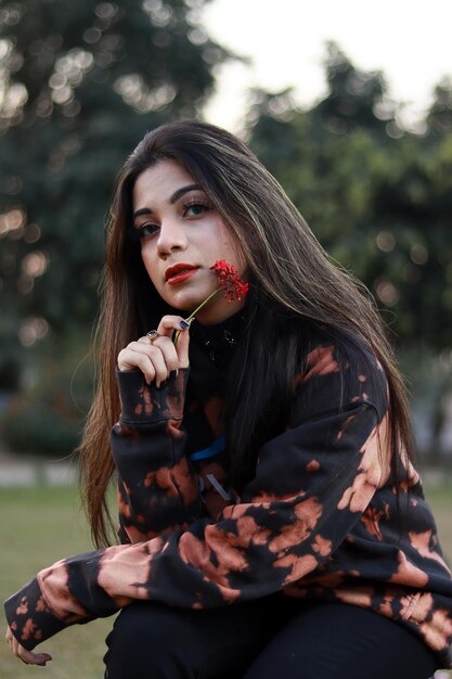 Una niña con una flor en la boca.