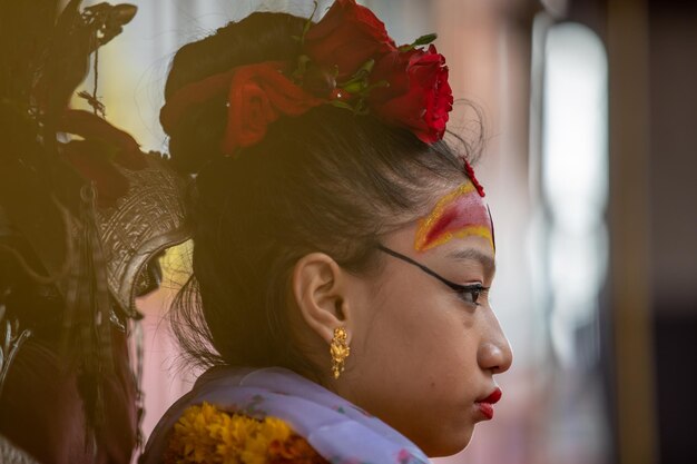 Foto una niña con una flor en la cara.