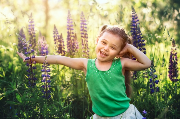 niña y flor de lupino en la naturaleza