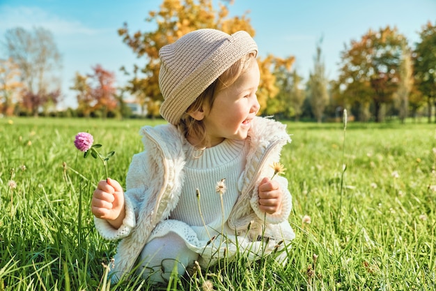 Niña con flor en mano