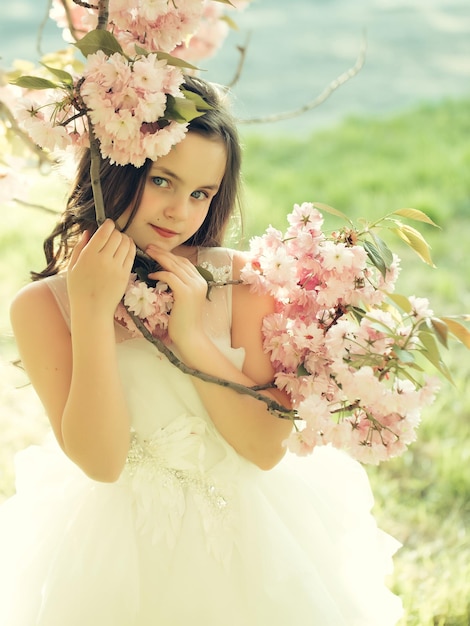 Niña en flor de primavera