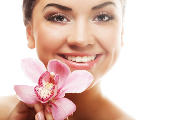 Foto niña con flor rosa