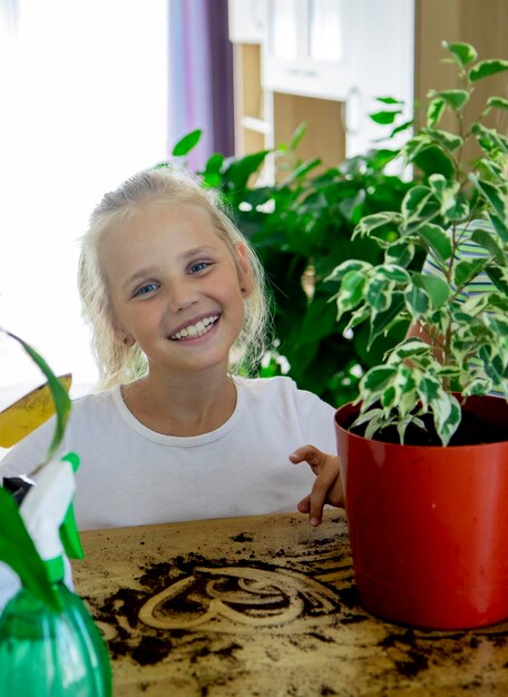 una niña y una flor