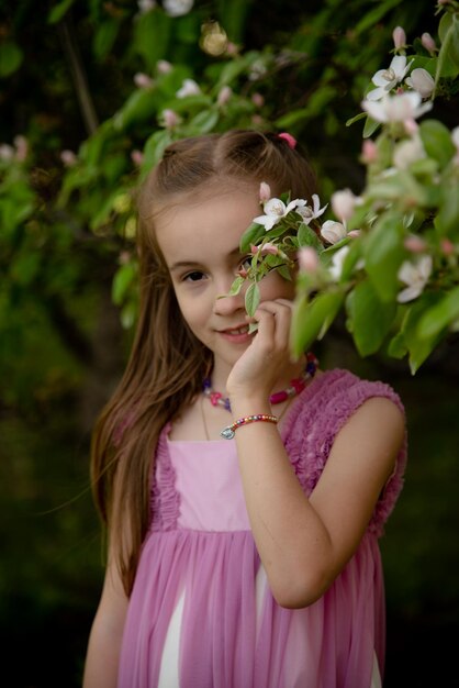 Una niña con flores de primavera.