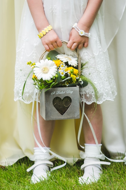 Niña de las flores sosteniendo su ramo, flores de boda