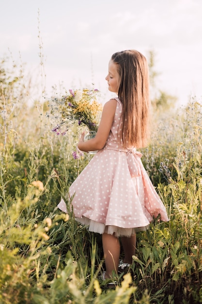 Niña con flores