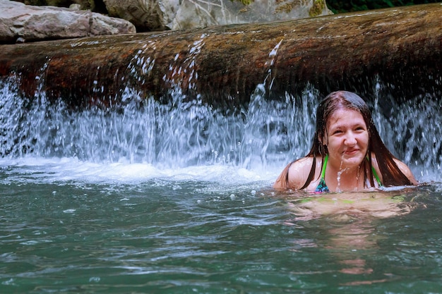 Niña flotando en el río Bañarse