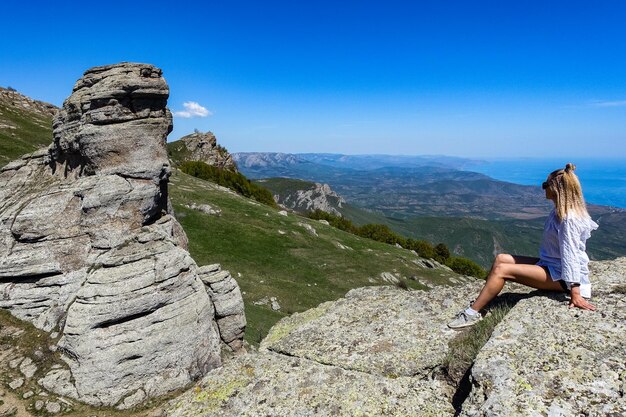 Una niña en el fondo de las antiguas montañas altas de piedra caliza El Valle de los Fantasmas Demerji Crimea 2021
