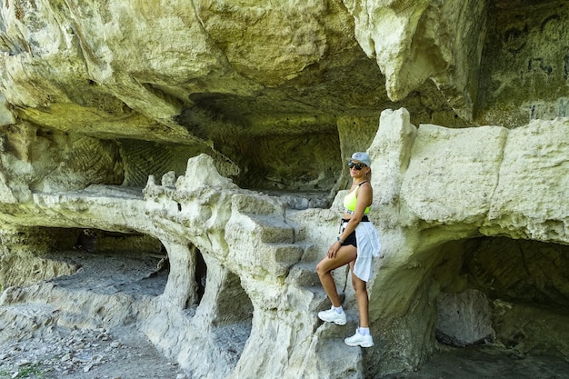 Una niña en el fondo de la cueva de la ciudad de TepeKermen en Bakhchisarai Crimea Rusia