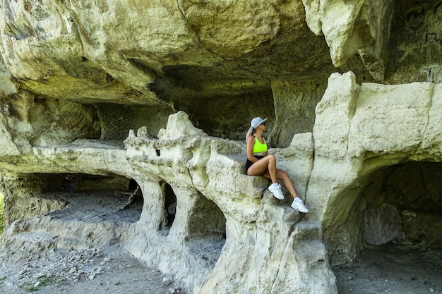 Una niña en el fondo de la cueva de la ciudad de TepeKermen en Bakhchisarai Crimea Rusia