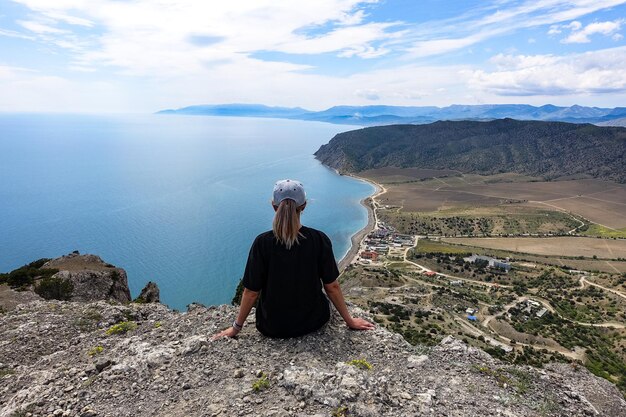 Una niña en el fondo del Mar Negro y las montañas de Crimea en el sendero Golitsyn Crimea