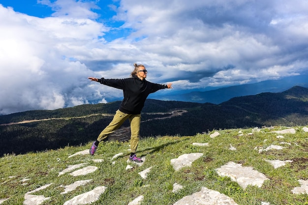 Una niña en el fondo de la meseta de LagoNaki en Adygea Rusia