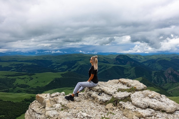 Una niña en el fondo de las montañas y la meseta de Bermamyt en Rusia Junio de 2021